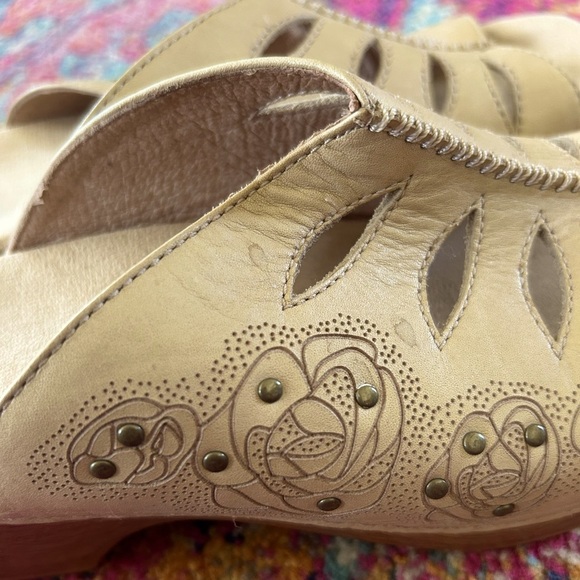 Dansko | Women’s light tan Sheri Cut Out Clog, embossed roses, Euro sz 38 US 7.5 - Picture 9 of 13